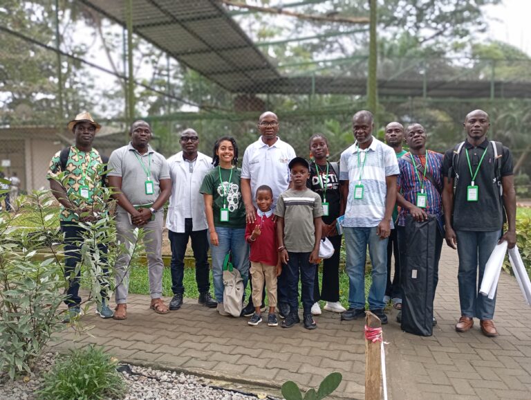 Photo de famille avec le Directeur et le vétérinaire du Zoo national d'Abidjan