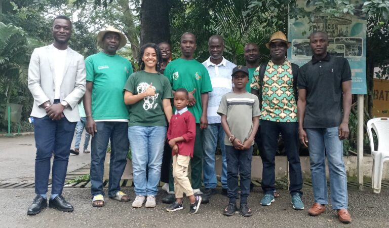 Photo de famille avec des soigneurs du Zoo national d'Abidjan